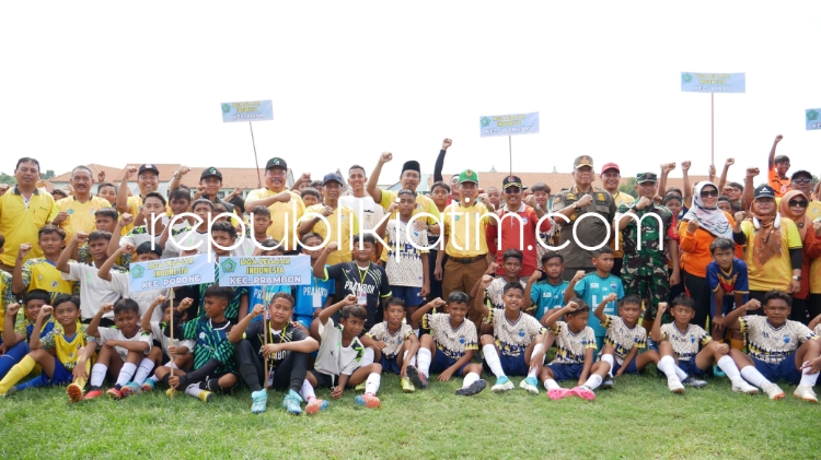 BUKA - Bupati Sidoarjo, Ahmad Muhdlor Ali membuka Liga Pelajar Indonesia (LPI) sepak bola jenjang SD tingkat kabupaten Tahun 2024 di Stadion Jenggolo, Sidoarjo, Senin (04/03/2024). 