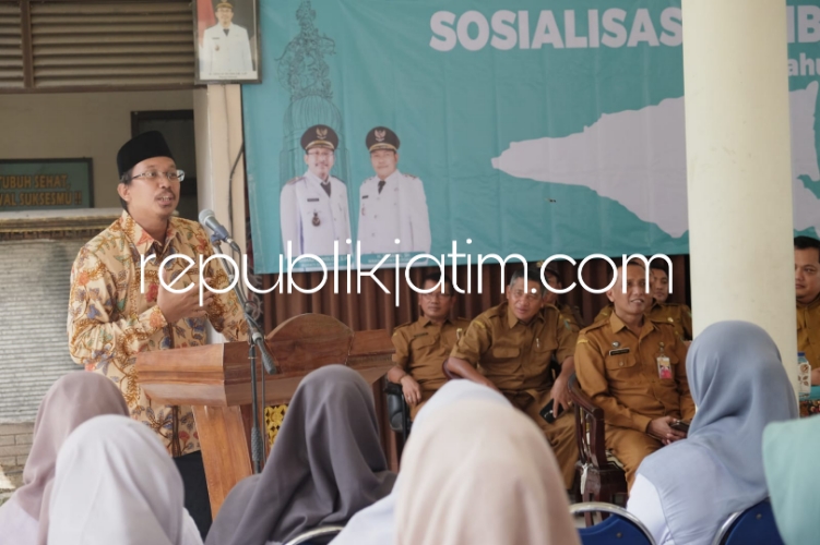 SOSIALISASI - Bupati Sidoarjo Ahmad Muhdlor Ali saat sosialisasi Lomba RT di Kantor Kecamatan Tulangan menyampaikan bakal melanjutkan proyek betonisasi JL Raya Tulangan dan Modong, Kecamatan Tulangan, Sidoarjo, Senin (04/03/2024).