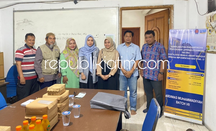 ABDIMAS - Tim Abdimas Umsida diketuai Sarwenda Biduri, SE MSA dengan Wiwit Hariyanto, SE MSi, Fityan Izza Noor Abidin, SE MSA dan 2 mahasiswa berhasil melaksanakan pendampingan keberlanjutan Masjid Al Manar Sepanjang, Taman, Sidoarjo, Senin (04/03/2024).