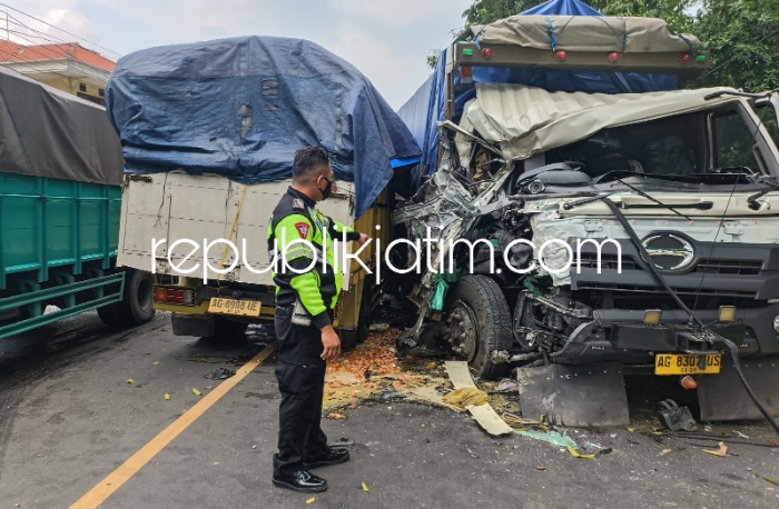 TABRAKAN - Dua truk bertabrakan di depan PT Hansa Pratama JL Raya Desa Bangkungtemenggungan, Kecamatan Banlongbendo, Sidoarjo, Senin (04/03/2024) sore.