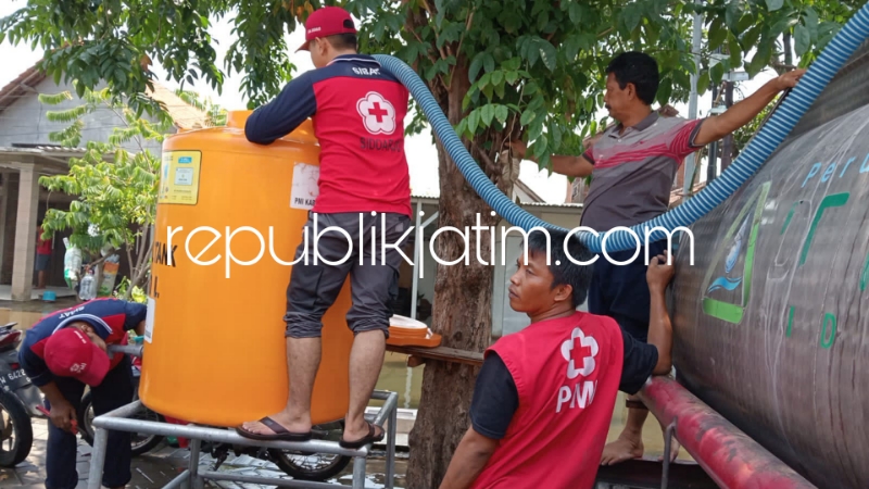 AIR BERSIH - Perumda Delta Tirta bersama Badan Penanggulangan Bencana Daerah (BPBD) Pemkab Sidoarjo menyalurkan 200.000 liter air bersih dan toilet portable untuk korban banjir di Kabupaten Sidoarjo, Selasa (05/03/2024).