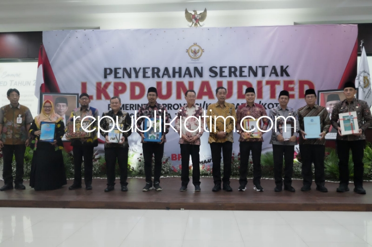 LKPD - Laporan Keuangan Pemerintah Daerah (LKPD) Unaudited Tahun 2023 Pemkab Sidoarjo diserahkan Bupati Sidoarjo, Ahmad Muhdlor Ali kepada Kepala Perwakilan BPK Provinsi Jawa Timur Karyadi di kantor BPK Perwakilan Provinsi Jawa Timur, Selasa (05/03/2024).