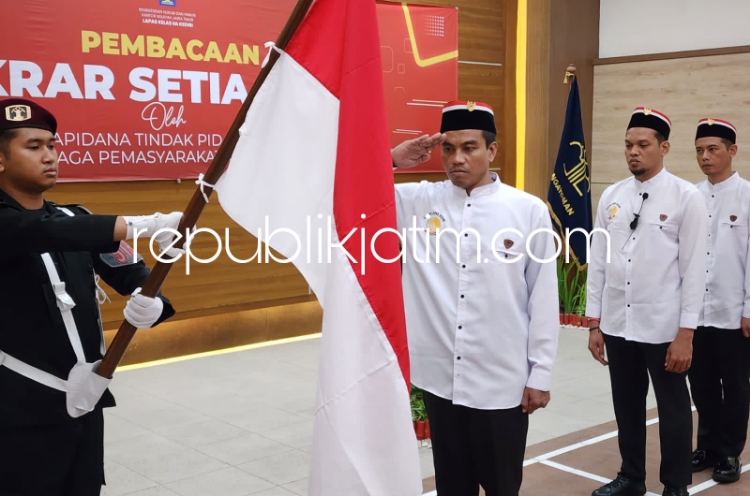 NKRI - Sebanyak tiga narapidana kasus terorisme di Lapas Kelas IIA Kediri, mengucapkan ikrar setia kepada Negara Kesatuan Republik Indonesia (NKRI), Selasa (05/03/2024). 