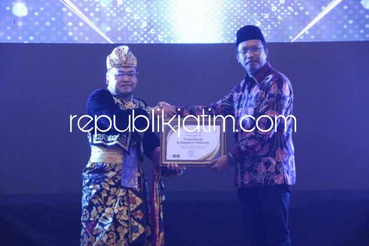PENGHARGAAN - Bupati Sidoarjo, Ahmad Muhdlor Ali yang akrab disapa Gus Muhdlor menerima penghargaan pelaksana operasi pemberantasan Barang Kena Cukai (BKC) Ilegal Terbaik 2023 dari Kanwil Direktorat Jenderal Bea Cukai (DJBC) Jatim, Selasa (05/03/2024).
