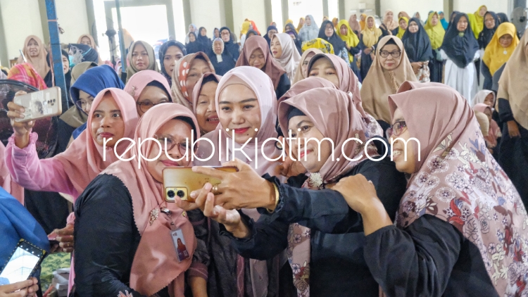 PENGAJIAN - Ketua TP PKK Kabupaten Sidoarjo, Ny Sa'adah Ahmad Muhdlor mengajak masyarakat untuk terus aktif menghadiri majelis ilmu saat Pengajian Ar Rohmah Kecamatan Sidoarjo di Gedung Serbaguna, Desa Jati, Kecamatan Sidoarjo, Selasa (05/03/2024). 