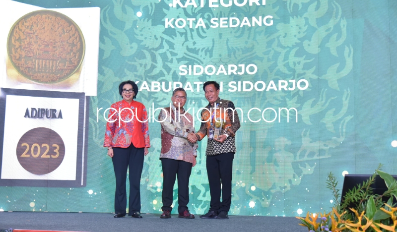 ADIPURA - Kepala Dinas Lingkungan Hidup dan Kebersihan (DLHK) M Bahrul Amiq mewakili Bupati Sidoarjo Ahmad Muhdlor Ali menerima penghargaan Adipura dari Kementerian Lingkungan Hidup (KLH) di Jakarta kemarin.