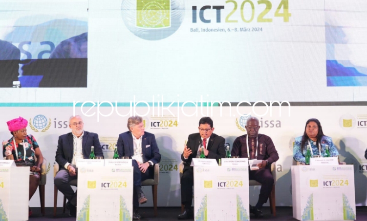 PAPARAN - Direktur Teknologi Informasi BPJS Kesehatan, Edwin Aristiawan menyebut upaya peningkatan infrastruktur dengan memanfaatkan teknologi kesehatan digital sangat dibutuhkan hingga program JKN dipresentasikan ke negara lainnya di Bali kemarin.