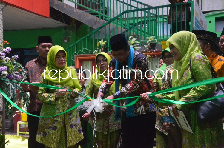 RESMIKAN - Bupati Sidoarjo Ahmad Muhdlor mengajak anggota dan pengurus PC Muslimat NU aktif terlibat di dunia pendidikan saat Grand Launching RA Bilingual Muslimat NU dan Peresmian Gedung Graha Ahmad Muhdlor di MINU Pucang, Sidoarjo, Kamis (07/03/2024).