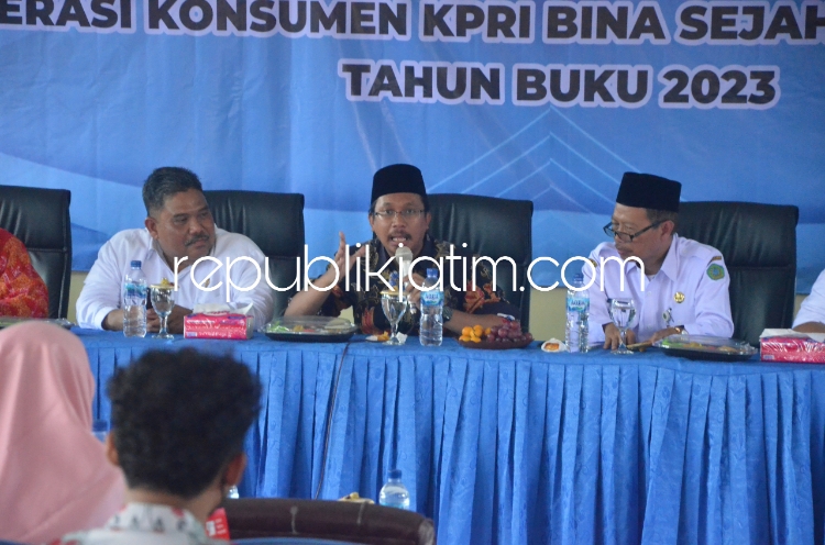 APRESIASI - Bupati Sidoarjo, Ahmad Muhdlor Ali mengapresiasi jajaran pengurus KPRI Bina Sejahtera Tulangan saat membuka RAT Tahun Buku 2023 di Gedung Koperasi Konsumen KPRI Kecamatan Tulangan, Rabu (06/03/2024).