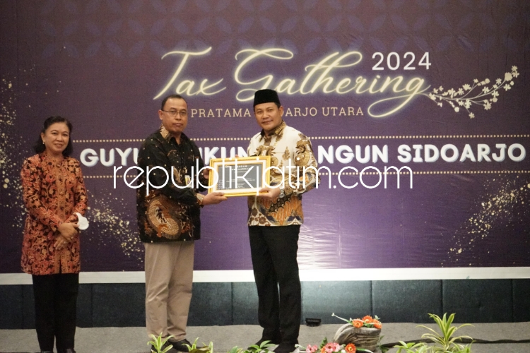 GATHERING - Wabup Sidoarjo, Subandi sebagai pimpinan daerah sekaligus wajib pajak KPP Pratama Sidoarjo Utara, menghadiri Tax Gathering yang digelar KPP Pratama Sidoarjo Utara di Hotel Luminor, Sidoarjo, Kamis (07/03/2024).