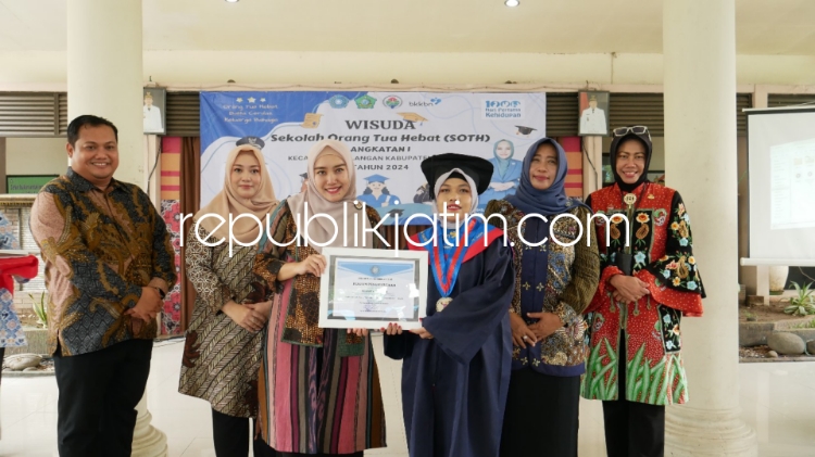 WISUDA - Istri Bupati Sidoarjo, Ny Sa'adah Ahmad Muhdlor sebagai Ketua TP PKKmenilai program Sekolah Orang Tua Hebat (SOTH) menjadi bekal para orang tua untuk mengasuh anak-anaknya saat wisuda SOTH di Kecamatan Tulangan, Kamis (07/03/2024).