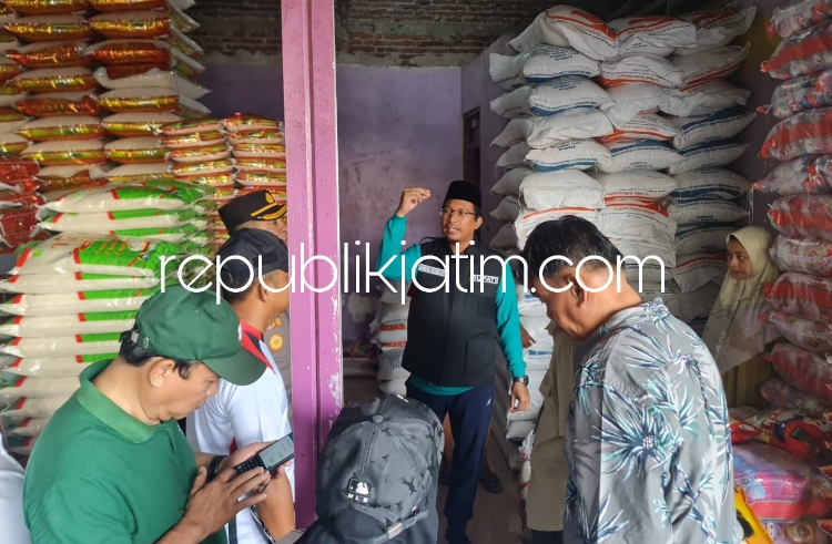 SIDAK - Bupati Sidoarjo Ahmad Muhdlor Ali, Ketua DPRD Usman, Kapolresta Kombes Pol Christian Tobing dan Dandim 0816 Letkol Inf Guntung Dwi Prasetyo dan Kepala Bulog Surabaya Utara, Sugeng Hardono sidak harga beras di Pasar Larangan, Jumat (08/03/2024).