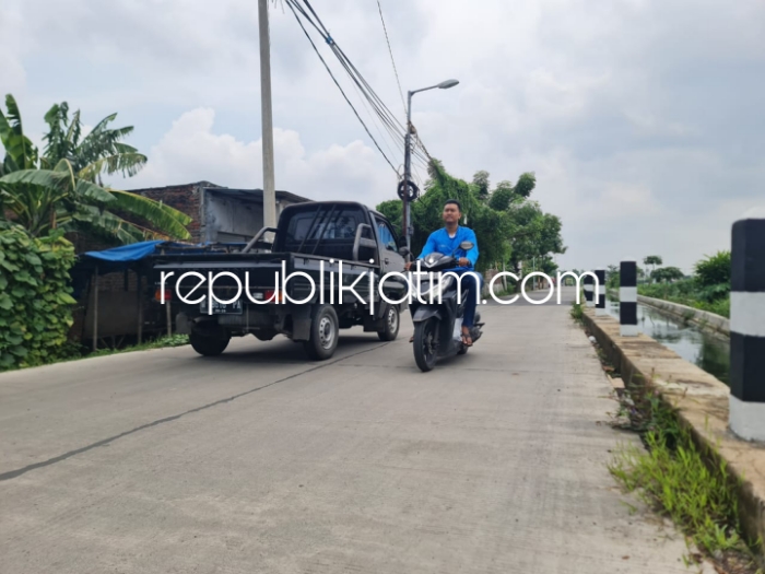 BETONISASI - Bupati Sidoarjo, Ahmad Muhdlor Ali Tahun 2024 ini bakal melanjutkan betonisasi jalan antar desa antar kecamatan. Terdapat 20 ruas jalan bakal dibeton dan pengerjaannya segera dikerjakan di triwulan pertama ini, Jumat (08/03/2024).