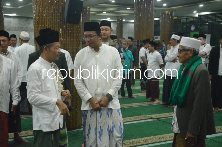 SUBUH - Ajakan Bupati Sidoarjo Ahmad Muhdlor untuk Salat Subuh berjamaah bersama seluruh Organisasi Perangkat Daerah (OPD) baik berstatus Aparatur Sipil Negara (ASN) dan non ASN Pemkab Sidoarjo berjalan lancar di Masjid Agung Sidoarjo, Jumat (08/03/2024).
