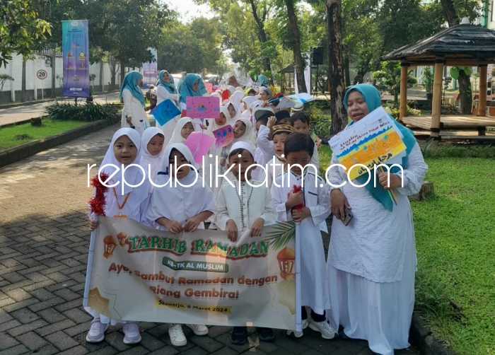 SAMBUT RAMADHAN - Ratusan siswa dan siswi KB - TK Al Muslim Waru, Sidoarjo dan ustadzah menggelar kegiatan Tarhib Ramadan bertema Sang Pemimpin Cilik Menyambut Ramadan dengan Riang Gembira menyambut bulan Suci Ramadan 1445 Hijriyah, Jumat (08/03/2024).