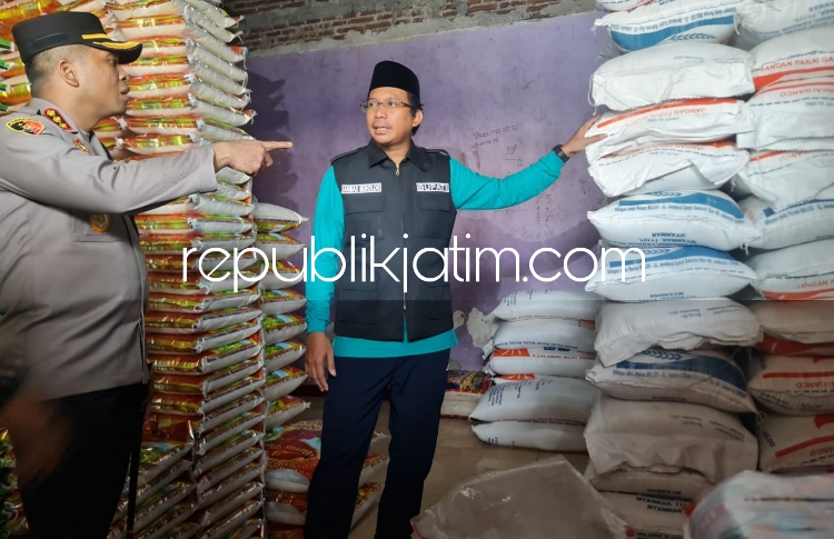 SIDAK - Bupati Sidoarjo Ahmad Muhdlor Ali bersama Ketua DPRD Usman, Kapolresta Kombes Pol Christian Tobing dan Dandim 0816 Letkol Inf Guntung Dwi Prasetyo dan Kepala Bulog Surabaya Utara Sugeng Hardono sidak beras di Pasar Larangan, Jumat (08/03/2024).