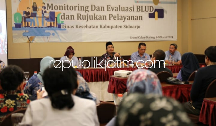 HOLDING - Bupati Sidoarjo Ahmad Muhdlor Ali didampingi Kadinkes, Plt RSUD RT Notopuro dan Direktur RSUD Krian di sela acara Monitoring dan Evaluasi Pendapatan BLUD dan Rujukan Pelayanan di Hotel Grand Cakra, Malang, Jumat (08/03/2024). 