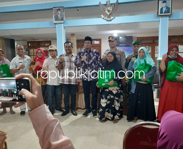 BANTUAN - Bupati Sidoarjo, Ahmad Muhdlor Ali membagikan 1.300 paket sembako untuk warga terdampak banjir di Balai Desa Kalipecabean, Kecamatan Candi, Sidoarjo, Jumat (08/03/2024) sore.
