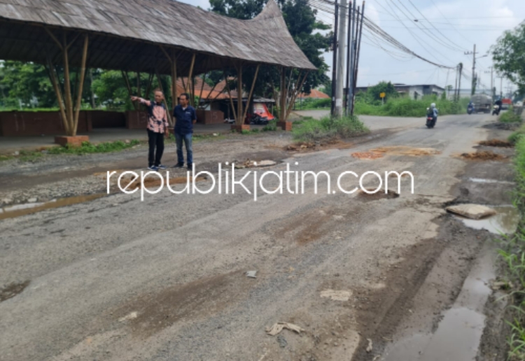 DIBETON - Jalan Desa Banjarsari menuju Desa Dukuh Tengah, Kecamatan Buduran, Sidoarjo bakal segera dimulai pekerjaan betonisasinya karena Surat Perintah Kerja (SPK) dimulai awal triwulan pertama, Minggu (10/03/2024).