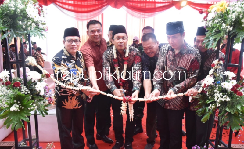 RESMIKAN - Bupati Sidoarjo, Ahmad Muhdlor Ali meresmikan pemanfaatan gedung baru SMPN 2 Prambon yang ada di Desa Kajartrengguli, Kecamatan Prambon, Sidoarjo, Sabtu (09/03/2024).