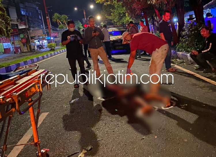 TEWAS - Sejumlah petugas mengevakuasi jenazah Achmad Maulana (17) dan rekannya yang terluka M Lukmanul Hafidz (20) di JL Pahlawan tepat di depan Kantor Dinas Sosial (Dinsos) Provinsi Jatim atau di depan Sun City Hotel, Sidoarjo, Minggu (10/03/2024).