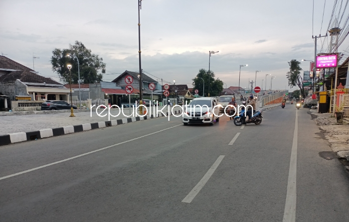 BEROPERASI - Proyek pembangunan Flyover Krian yang sudah selesai mulai dimanfaatkan warga dan para pengguna jalan, Rabu (13/03/2024) petang. 