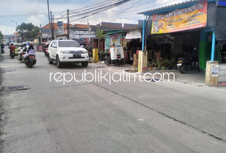 BETON - Betonisasi jalan di sejumlah ruas jalan di wilayah Sidoarjo memberikan dampak ekonomi secara langsung seperti kenaikan harga sewa toko di sepanjang Jalan Desa Geluran - Suko, Kecamatan Taman, Sidoarjo, Senin (11/03/2024).