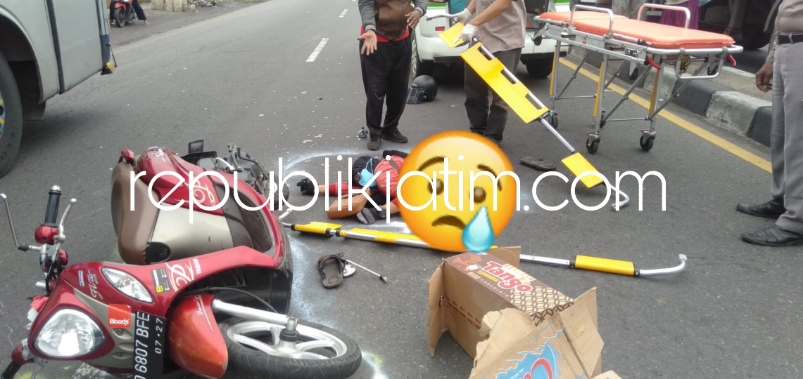 OLAH TKP - Sejumlah petugas Unit Gakkum, Satuan Lantas, Polresta Sidoarjo mengevakuasi korban kecelakaan Marta (20) mahasiswi asal Dusun Puleh, Desa/Kecamatan Mantingan, Ngawi usai ditabrak truk trailer di JL Raya Taman, Sidoarjo, Senin (12/03/2024). 