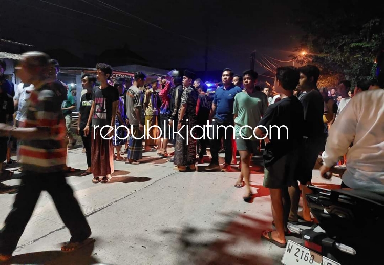 BUBARKAN - Puluhan warga Desa Sawocangkring dan Becirongengor, Kecamatan Wonoayu membubarkan rencana dua kelompok pemuda yang hendak tawuran di JL Raya alternatif Krian - Sukodono, Selasa (12/03/2024) dini hari. 