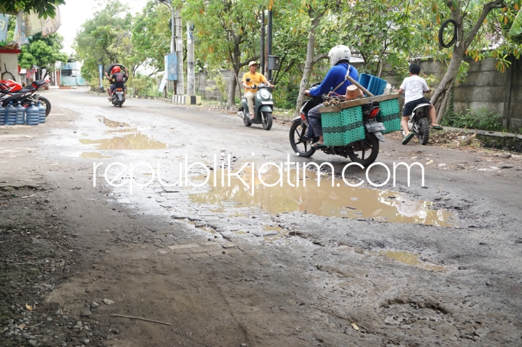 SEGERA DIBETON - Jalan Desa Suko - Masanganwetan, Kecamatan Sukodono, Sidoarjo menjadi salah satu ruas jalan yang bakal dibeton sebagai upaya peningkatan jalan dari aspal ke jalan beton Tahun 2024 ini, Rabu (13/03/2024).