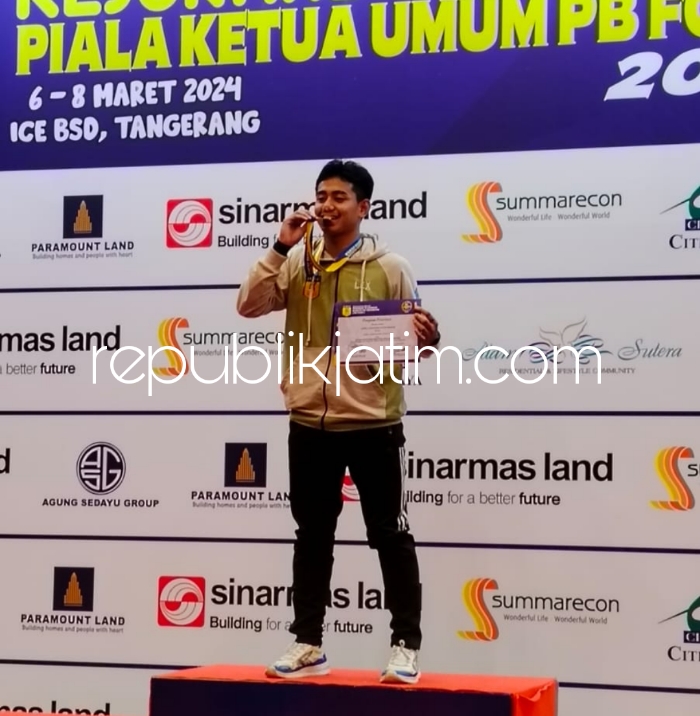 RAIH EMAS - Atlet Variel Alexandro yang juga siswa kelas X SMAN 4 Sidoarjo meraih medali emas dalam Kejurnas Karate Piala Ketua Umum (Ketum) FORKI Tahun 2024 di Tangerang kemarin.