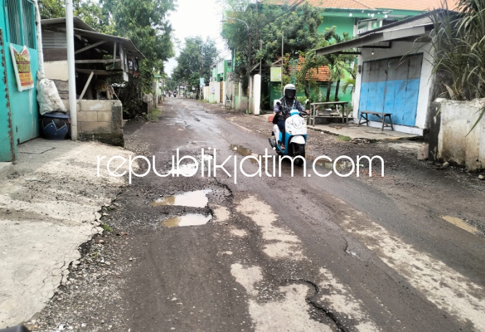DIBETON - uas jalan Desa Gemurung menuju Desa Tebel, Kecamatan Gedangan, Sidoarjo yang kondisinya rusak berat ini bakal dibeton tahun ini, Kamis (14/03/2024).