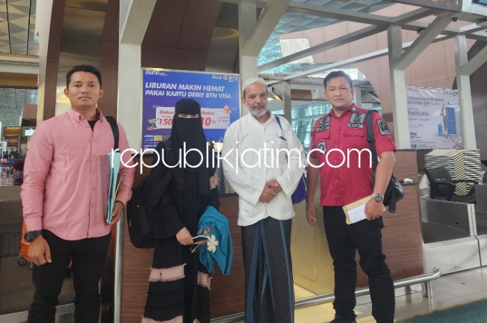 DEPORTASI - Kantor Imigrasi Tanjung Perak kembali melakukan pendeportasian terhadap seorang Warga Negara Asing (WNA) berkewarganegaraan Yaman, AMA melalui Bandara Soekarno - Hatta, Rabu (13/03/2024).