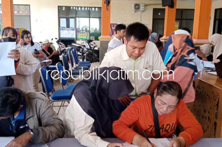 DAFTAR - Para pemohon pemasangan 10.000 Sambungan Rumah (SR) untuk Perumda Delta Tirta Sidoarjo membludak dengan pemohon mencapai 8.251 pemasang pendaftaran terakhir 18 Maret besok, Jumat (15/03/2024). 