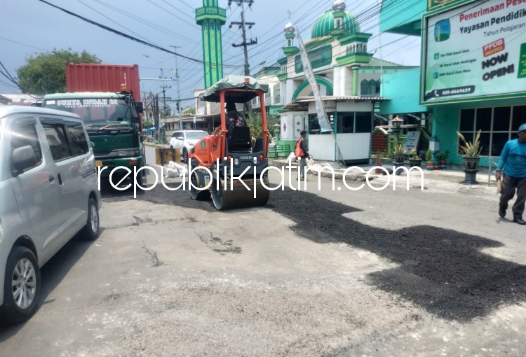 TAMBAL - Jalan Lingkar Timur dan Jalan Brigjen Katamso Waru yang berlubang mulai diperbaiki dengan cara ditambal melalui proses belanja di E-Katalog Lokal, Sabtu (16/03/2024). 