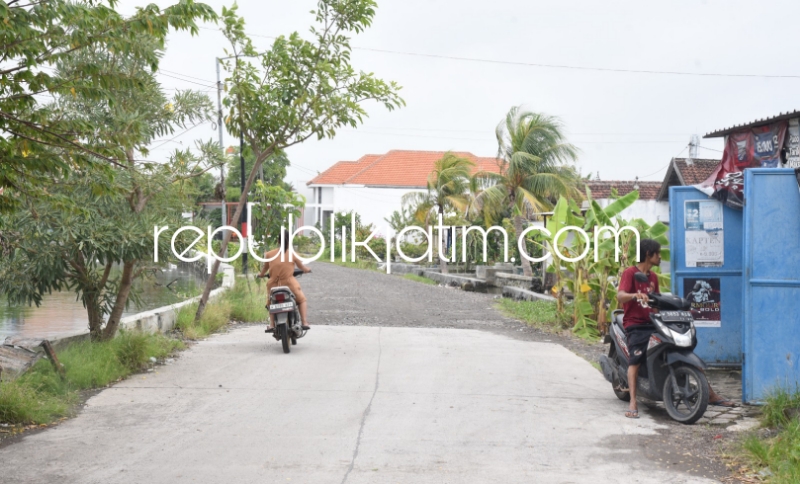 LANJUTKAN - Tahun 2024 ini, Jalan Desa Banjarasri, Kecamatan Tanggulangin bakal kembali dibeton usai terakhir kali betonisasi dilakukan di Tahun 2020 lalu, Sabtu (16/03/2024).