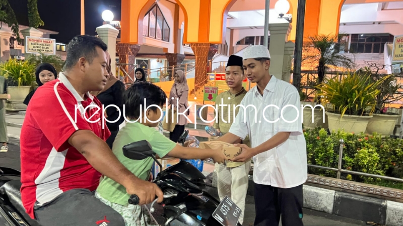 ON THE ROAD - Para siswa SMA Al Muslim Jawa Timur menggelar kegiatan Sahur On The Road didampingi para gurunya dengan membagikan makanan sahur di sekitar Masjid Agung Sidoarjo (MAS) dan Alun - Alun Sidoarjo, Minggu (17/03/2024) dini hari.