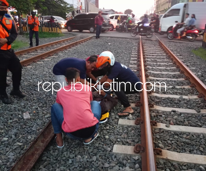 EVAKUASI - Petugas mengevakuasi jenazah pengendara motor Honda Supra bernopol L 4418 CE, Rochman (53) warga Kemlaten Kelurahan Kebraon, Kecamatan Karangpilang, Surabaya yang tewas tertabrak KA di Kalijaten, Kecamatan Taman, Senin (18/03/2024) petang.