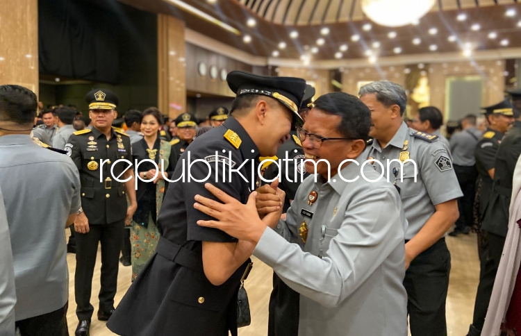 PELANTIKAN - Kakanwil Kemenkumham Jatim, Heni Yuwono yang hadir di acara Pelantikan Pinti Pratama Kemenkumham oleh Menkumham RI, Yasonna H Laoly memberikan ucapan kepada para pejabat baru di Graha Pengayoman, Jakarta, Senin (18/03/2024). 