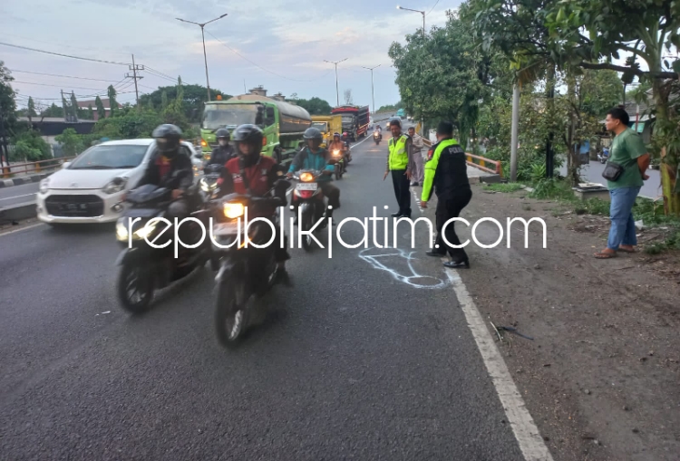 OLAH TKP - Sejumlah petugas Satuan Lantas, Polresta Sidoarjo melaksanakan olah TKP di lokasi kecelakaan di turunan Jembatan Layang JL Raya Trosobo, Kecamatan Taman, Sidoarjo, Senin (18/03/2024) sore.