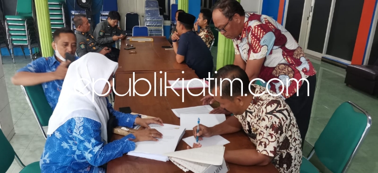 MEMBLUDAK - Perumda Delta Tirta (PDAM) Sidoarjo akhirnya menutup pendaftaran pemasangan Sambungan Rumah (SR) gratis melalui program Inpres dengan Animo masyarakat mendaftar sangat tinggi mencapai 10.039 calon pelanggan yang lolos, Senin (18/03/2024).