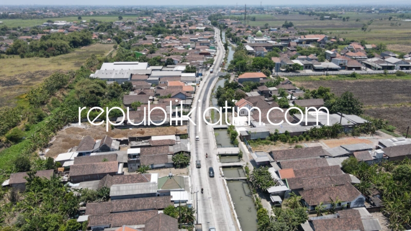 BETON - Masifnya proyek betonisasi di ruas jalan antar desa antar kecamatan di Sidoarjo Tahun 2023 mampu mengerek laju pertumbuhan ekonomi signifikan karena infrastruktur jalan beton mendongkrak invetasi di Sidoarjo naik drastis, Selasa (19/03/2024).