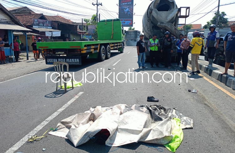 TEWAS - Seorang pengendara sepeda motor Honda bernopol W 3806 NDN M Hisyam Fathoni (20) mahasiswa asal Dusun Kemulan, Desa Lambangan, Kecamatan Wonoayu, Sidoarjo tewas tertabrak truk molen di JL Raya Gilang Kecamatan Taman, Sidoarjo, Selasa (19/03/2024).