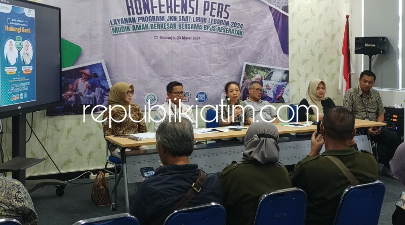 KONFERENSI - Pps Kancab BPJS Kesehatan Sidoarjo, Heny Trianawati dan Kepala Bagian SDMUK BPJS Kesehatan Sidoarjo, Dody Widodo didampingi para dokter memaparkan kegiatan layanan selama mudik lebaran Tahun 2024 di Kantor Cabang Sidoarjo, Rabu (20/03/2024).