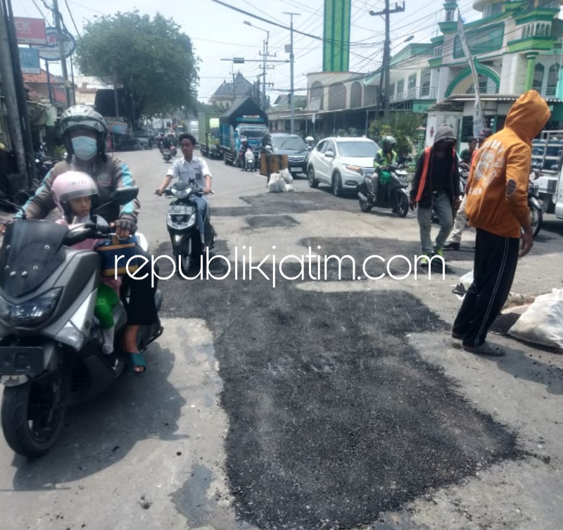 PERBAIKI - Dinas Pekerjaan Umum Bina Marga dan Sumber Daya Air (PUBM dan SDA) Pemkab Sidoarjo menginventarisir terdapat 39 titik ruas jalan rusak dan jalan berlubang yang mulai dikerjakan perbaikannya, Kamis (21/03/2024).