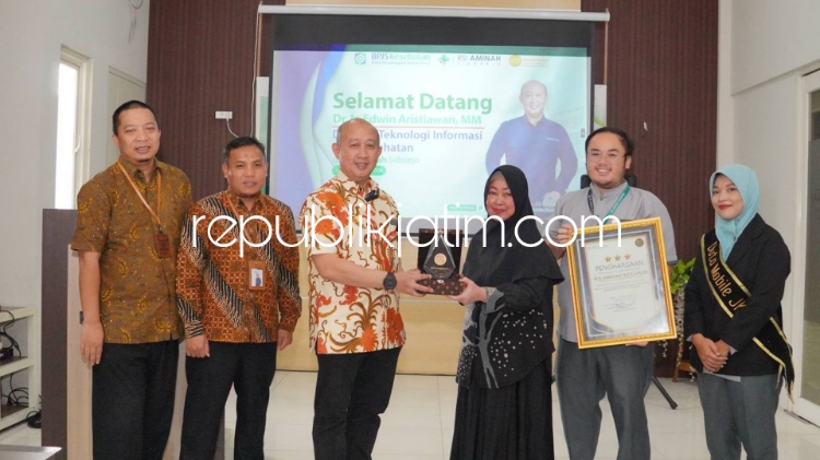 KUNJUNGAN - Direktur Informasi dan Teknologi BPJS Kesehatan, Edwin Aristiawan memastikan transformasi digital di fasilitas kesehatan wilayah Sidoarjo berjalan dengan baik dan lancar saat berkunjung ke RSI Aminah Sidoarjo, Jumat (22/03/2024).