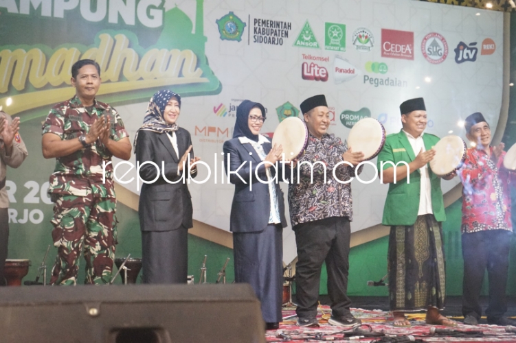 BUKA - Sekretaris Daerah (Sekda) Kabupaten Sidoarjo, Dr Fenny Apridawati membuka secara resmi membuka Kampung Ramadhan 2024 di Alun - Alun Sidoarjo, Jumat (22/03/2024) malam. 