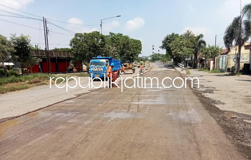 PERBAIKAN - Perbaikan Jalan Prambon di sebelah PT Pabrik Kertas Indonesia (PT Pakerin) dilakukan mulai Jum’at, (22/03/2024) kemarin. 