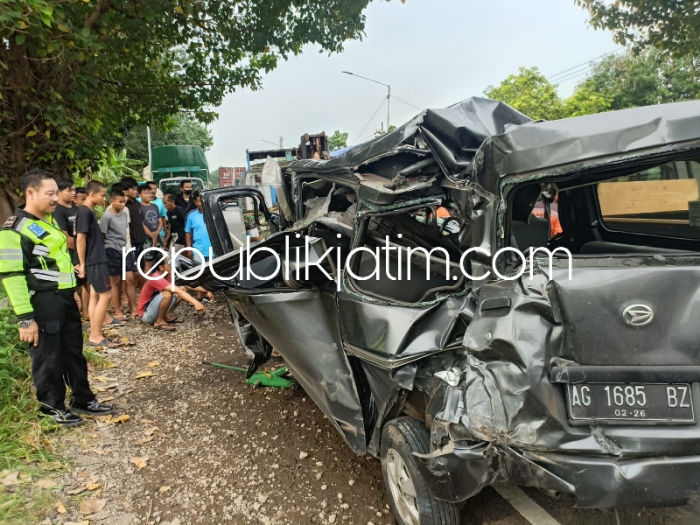 RINGSEK - Mobil Daihatsu bernopol AG 1685 BS yang dikemudikan Moch Mujianto warga JL Bunga Ngampel, Kecamatan Mojoroto, Kota Kediri ringsek dan 3 penumpang terluka usai kecelakaan di JL Raya Bakungtemenggungan, Kecamatan Balongbendo, Senin (25/03/2024).