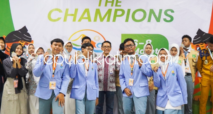 JUARA - Tim siswa dan siswi SMA Muhammadiyah 2 (Smamda) Sidoarjo meraih medali perak dalam lomba Film Indie yang digelar di Universitas Muhammadiyah Bandung di ajang Olympic Ahmad Dahlan VII kemarin.